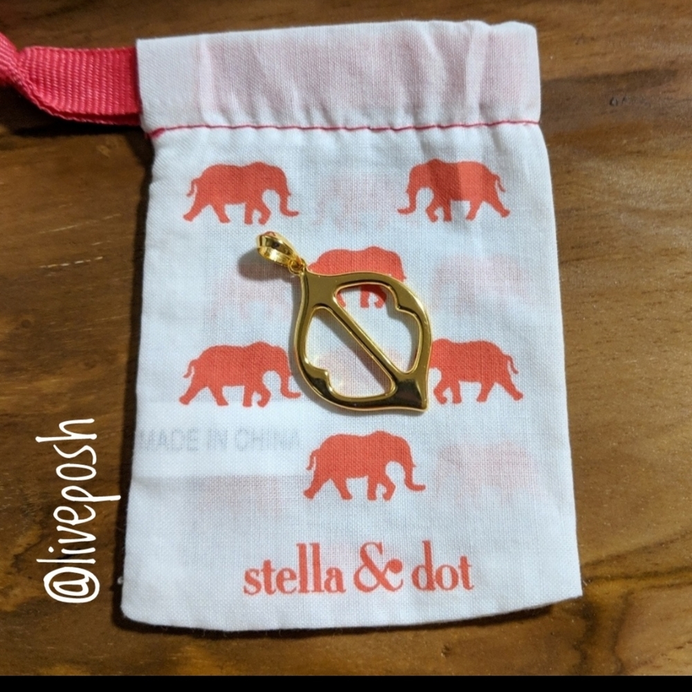 ✴️$5✴️STELLA & DOT Fortuna Pendant with pouch